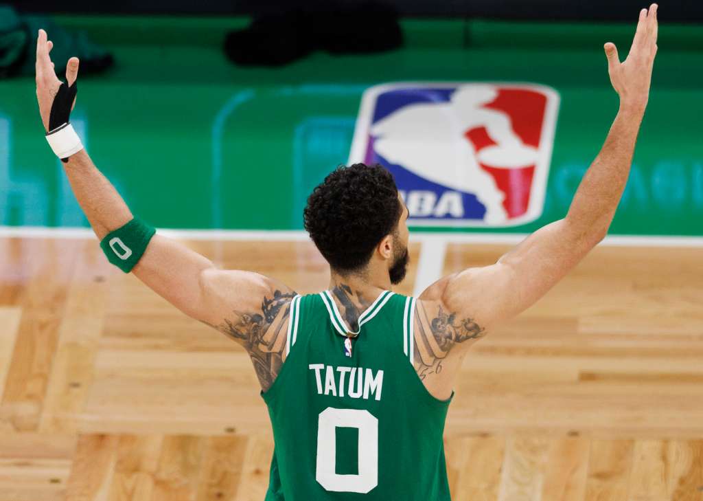Boston (United States), 14/05/2023.- Boston Celtics forward Jayson Tatum gestures to the crowd as he is substituted out of the game during the fourth quarter of game seven of the Boston Celtics win of the NBA Eastern Conference semifinals series against the Philadelphia 76ers at the TD Garden in Boston, Massachusetts, USA, 14 May 2023. The Boston Celtics will face the Miami Heat in the Eastern Conference Finals game one on 17 May 2023. (Baloncesto, Estados Unidos, Filadelfia) EFE/EPA/CJ GUNTHER SHUTTERSTOCK OUT