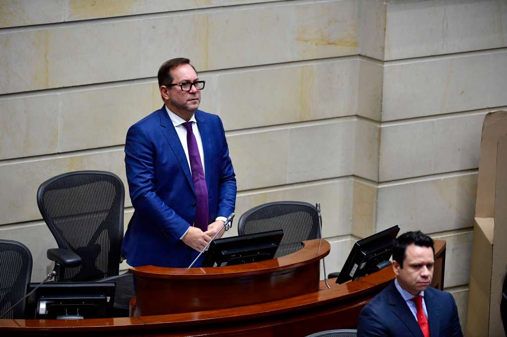 Presidente del Senado durante la elección del nuevo magistrado de la Corte Constitucional en el Senado de la República (Congreso de la República)