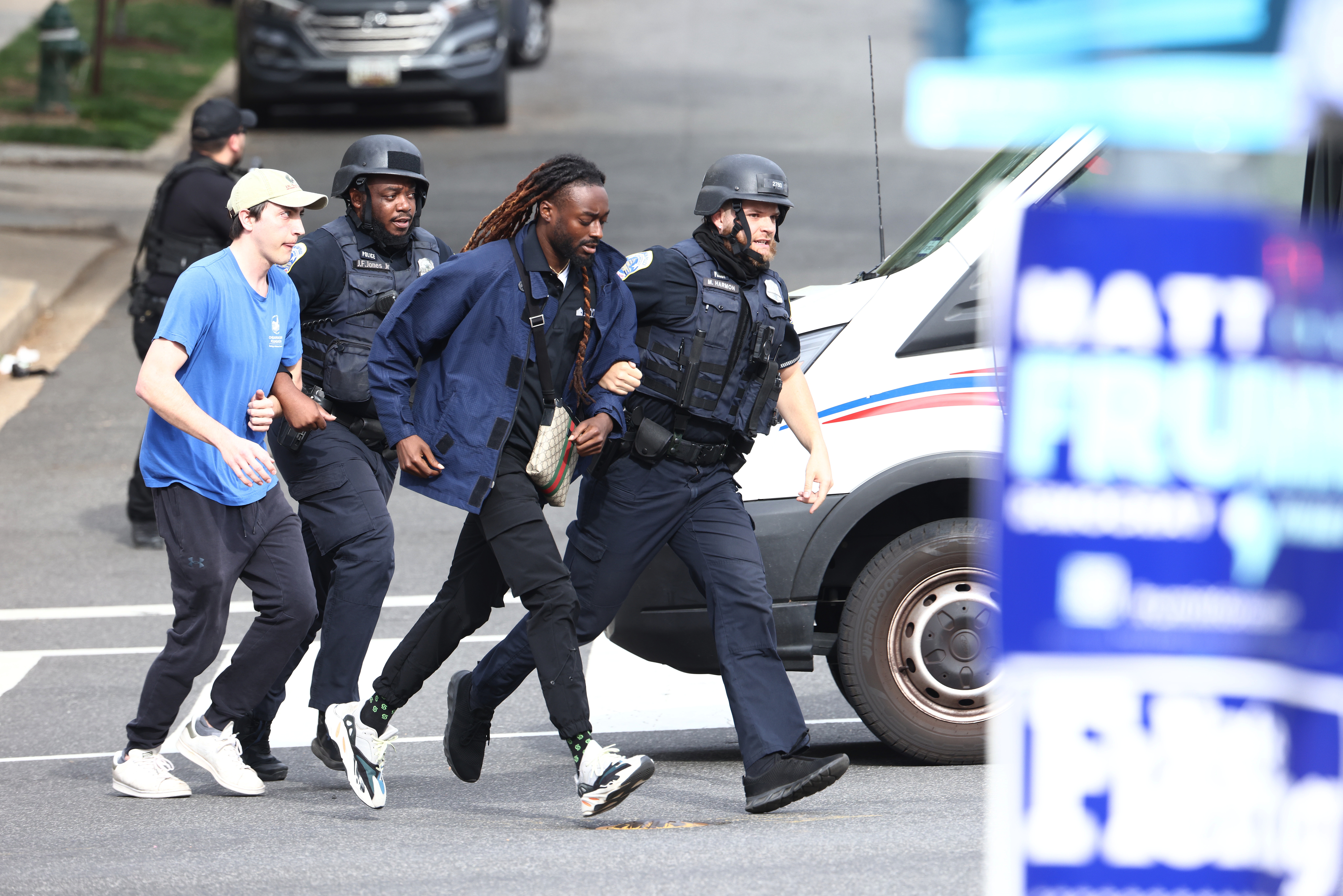 Washington (United States), 22/04/2022.- People are escorted to safety as Washington DC Metropolitan Police and US Secret Service investigate at the scene of a reported shooting near the Edmund Burke School in Northwest Washington, DC, USA, 22 April 2022. (Incendio, Estados Unidos) EFE/EPA/JIM LO SCALZO