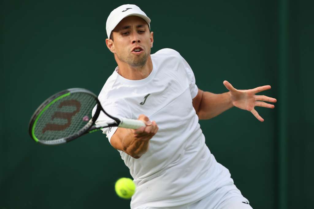 Wimbledon (United Kingdom), 03/07/2023.- Daniel Elahi Galan of Colombia plays Yoshihito Nishioka of Japan in their 1st round match at the Wimbledon Championships, Wimbledon, Britain, 03 July 2023. (Tenis, Japón, Reino Unido) EFE/EPA/TOLGA AKMEN EDITORIAL USE ONLY