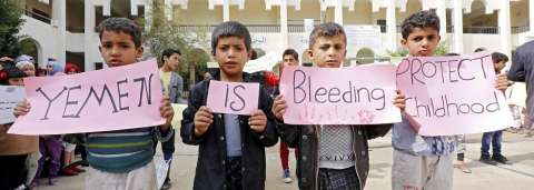 En imágenes: protestas durante el funeral de niños bombardeados en Yemen