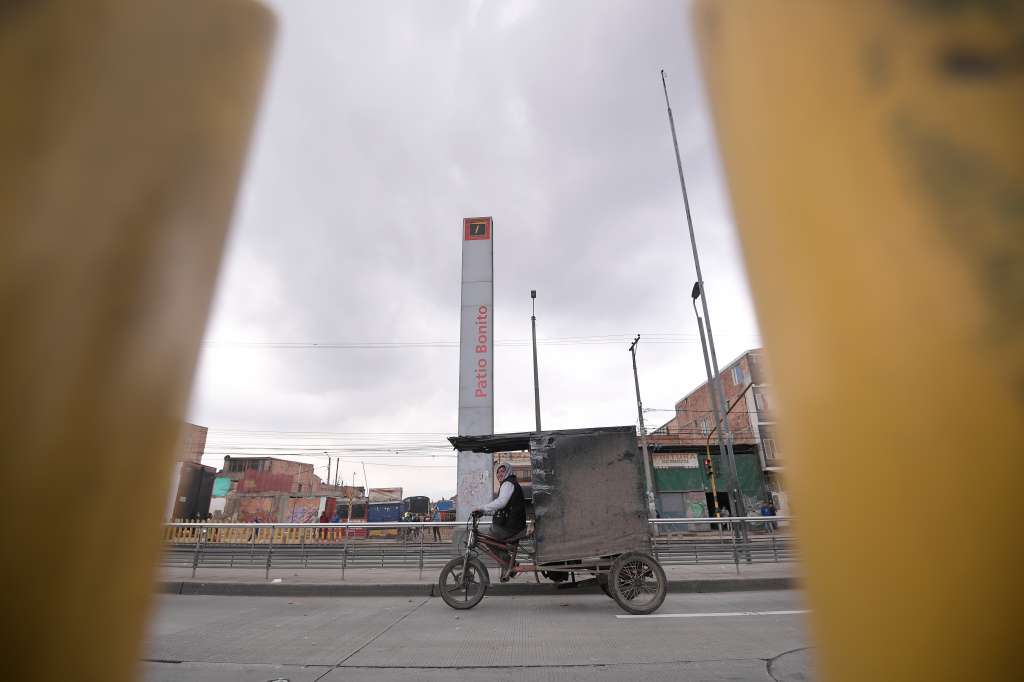 Protestas y disturbios entre bicitaxistas de Patio Bonito y el Esmad, tras la orden de la alcaldesa Claudia López de retirar este medio de transporte.