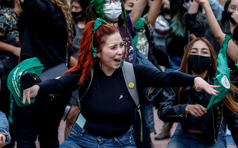 Manifestante gritaron consignas en favor del aborto durante una movilización en el marco del Día de Acción Global por el acceso al Aborto Legal y Seguro hoy, en Bogotá (Colombia). Colectivos feministas hicieron un recorrido por la capital colombiana para pedir que el aborto sea despenalizado en el país.