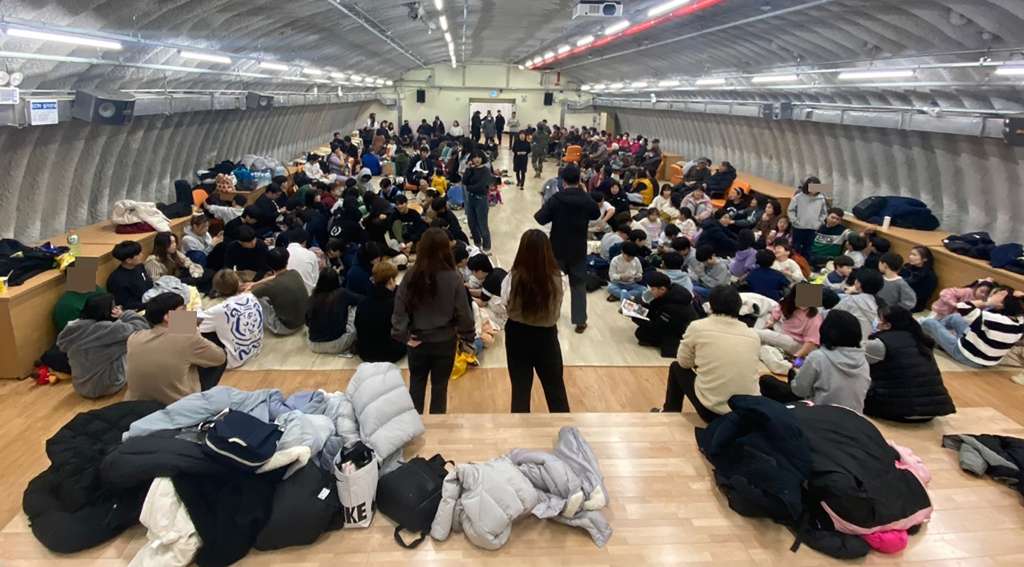 Yeonpyeong Island (Korea, Republic Of), 05/01/2024.- A handout photo made available by the Ongjin county office via Yonhap shows residents of South Korea's northwestern Yeonpyeong Island taking shelter, South Korea, 05 January 2024. Earlier in the day, North Korea fired some 200 artillery shells into waters off its western coast, bordering South Korea's Yeonpyeong and Baeknyeong Islands, from Jangsan and Deungsan Capes, both situated in the North's southwestern coastal areas, according to South Korea's Joint Chiefs of Staff. Civilians on the islands of Yeonpyeong and Baengnyeong have been ordered to evacuate into shelters, South Korean officials said. (Corea del Sur) EFE/EPA/ONGJIN COUNTY OFFICE HANDOUT ATTENTION EDITORS: IMAGE PIXELATED AT SOURCE -- BEST QUALITY AVAILABLE -- SOUTH KOREA OUT HANDOUT EDITORIAL USE ONLY/NO SALES HANDOUT EDITORIAL USE ONLY/NO SALES
