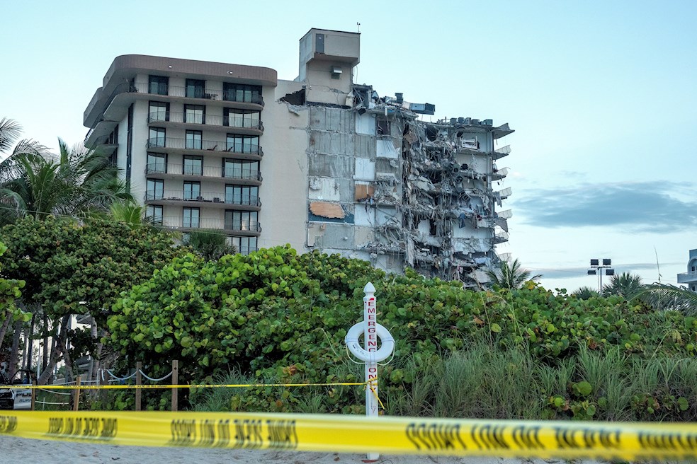 Tras el derrumbe, cuyas causas se desconocen, una montaña de escombros se formó junto al edificio Champlain Towers, donde han trabajado a lo largo de la noche unos 80 rescatistas