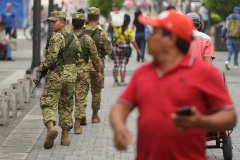 Piden justicia en El Salvador para menor abusada sexualmente por un militar