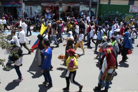 En fotos: habitantes de Soacha marchan pidiendo justicia por la muerte de un joven en medio de un desalojo