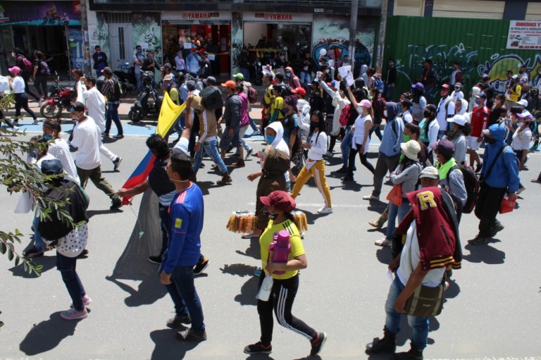 En fotos: habitantes de Soacha marchan pidiendo justicia por la muerte de un joven en medio de un desalojo