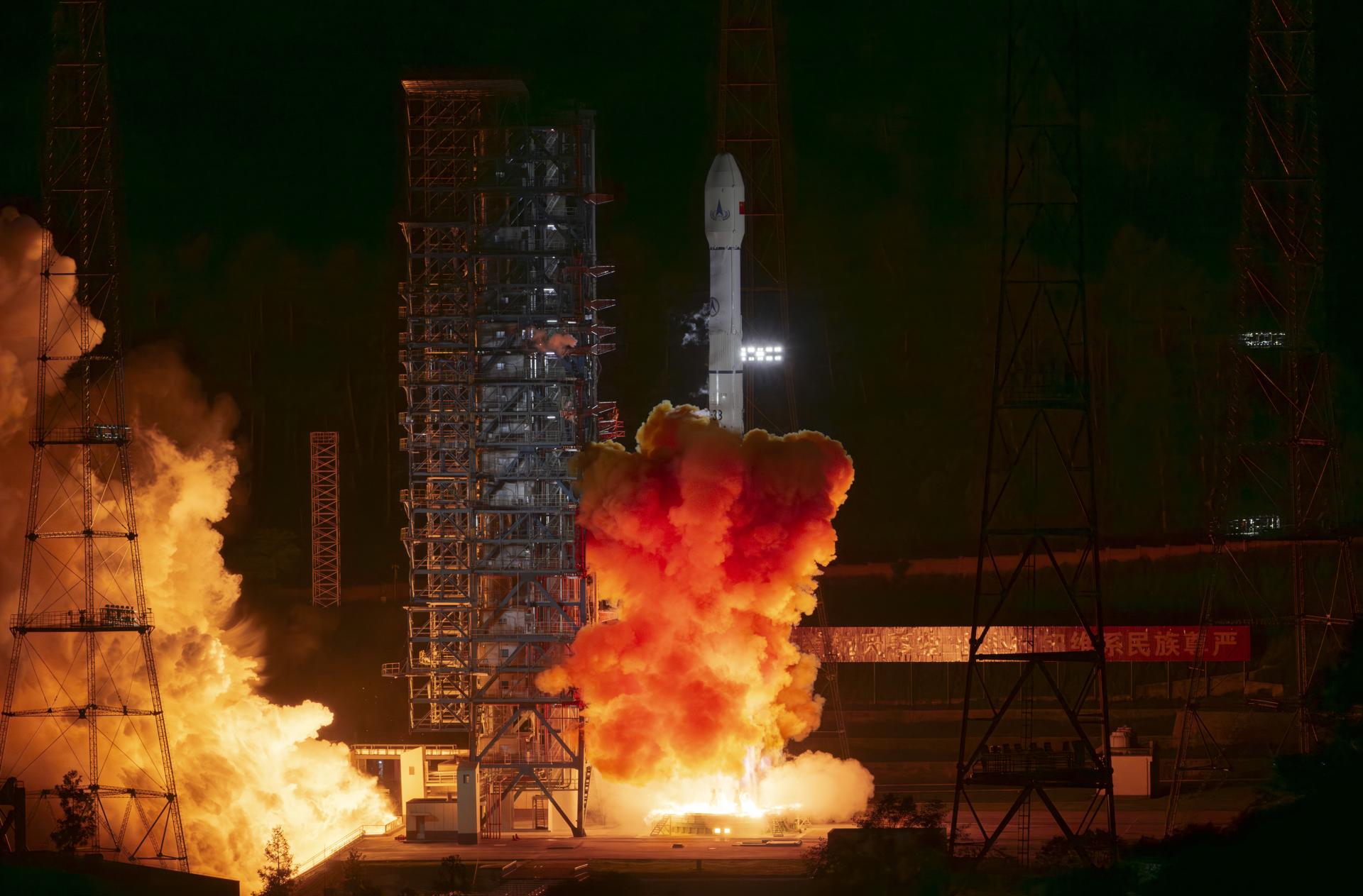 Xichang (China), 29/05/2025.- China's Tianwen-2 probe, atop a Long March-3B carrier rocket, lifts off from the Xichang Satellite Launch Center in southwest China's Sichuan Province, 29 May 2025. China launched its first asteroid sample-return mission, Tianwen-2, in the early hours of 29 May, an endeavour to shed light on the formation and evolution of asteroids and the early solar system. The Tianwen-2 mission aims to achieve multiple goals over a decade-long expedition: collecting samples from the near-Earth asteroid 2016HO3 and exploring the main-belt comet 311P, which is more distant than Mars. EFE/EPA/XINHUA / CAI YANG CHINA OUT / UK AND IRELAND OUT / MANDATORY CREDIT EDITORIAL USE ONLY