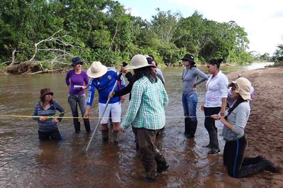 Alumnos de la U. de la Amazonia estudiando peces en Caquetá. / Cortesía Javier Maldonado