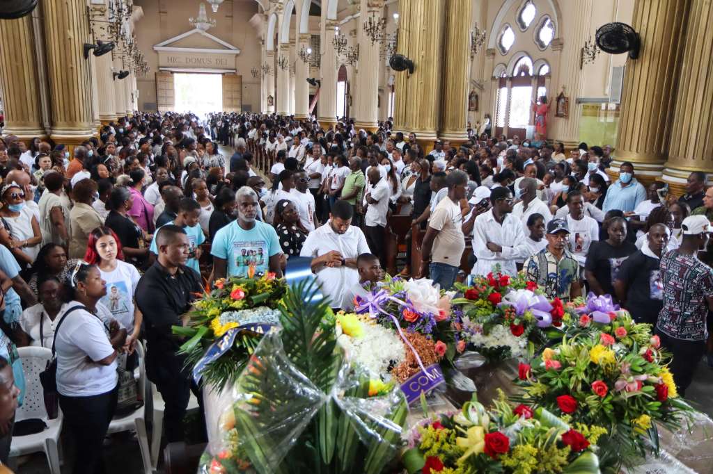 AME355. QUIBDÓ (COLOMBIA), 16/01/2024.- Fotografía cedida hoy por la Gobernación del Chocó que muestra a un grupo de personas durante una misa por las honras fúnebres de algunas de las 39 victimas mortales que dejó el derrumbe del pasado 12 de enero en una carretera, durante un funeral colectivo en Quibdó, en el departamento colombiano del Chocó (Colombia). Cientos de personas acompañaron este martes en Quibdó, capital del departamento del Chocó, las honras fúnebres colectivas de 19 de las 39 víctimas del derrumbe que se produjo el viernes por la tarde y sepultó a varios vehículos que estaban detenidos al parecer por un alud que bloqueó previamente la carretera entre Medellín y Quibdó, y una casa donde se resguardaban de la lluvia medio centenar de personas. EFE/ Gobernación De Chocó SÓLO USO EDITORIAL/SÓLO DISPONIBLE PARA ILUSTRAR LA NOTICIA QUE ACOMPAÑA (CRÉDITO OBLIGATORIO)