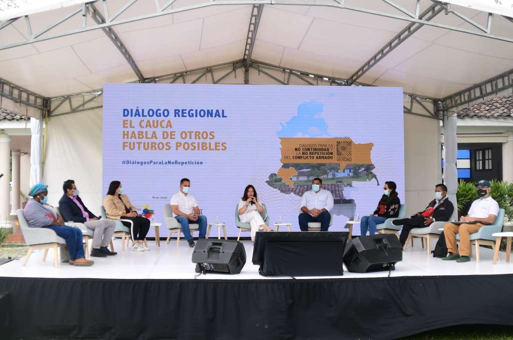 El primer panel del 'Diálogo Regional: El Cauca habla de otros futuros posibles' fue moderado por la comisionada de la Verdad, Alejandra Miller.