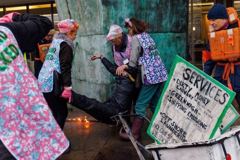 Otro de los motivos de protesta de The Ocean Rebellion es que la IOM "todavía se niega a tomar medidas simples como la navegación lenta y el uso de destilados más limpios".