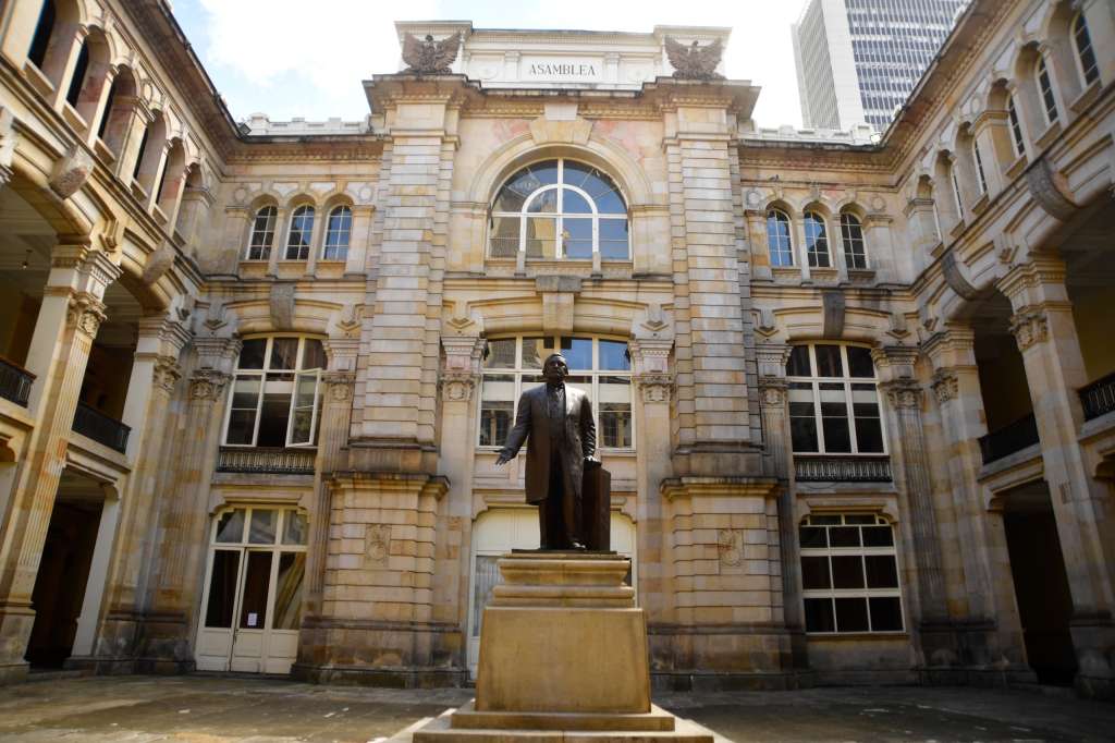 La obra del escultor Gustavo Arcila Uribe, hecha en 1933, está ubicada en uno de los patios del Palacio en donde sesionaba la Asamblea de Cundinamarca.