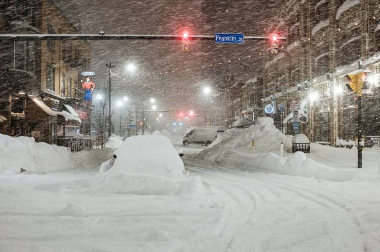 Hochul en rueda de prensa además aseguró que "es claramente la tormenta de nieve del siglo".