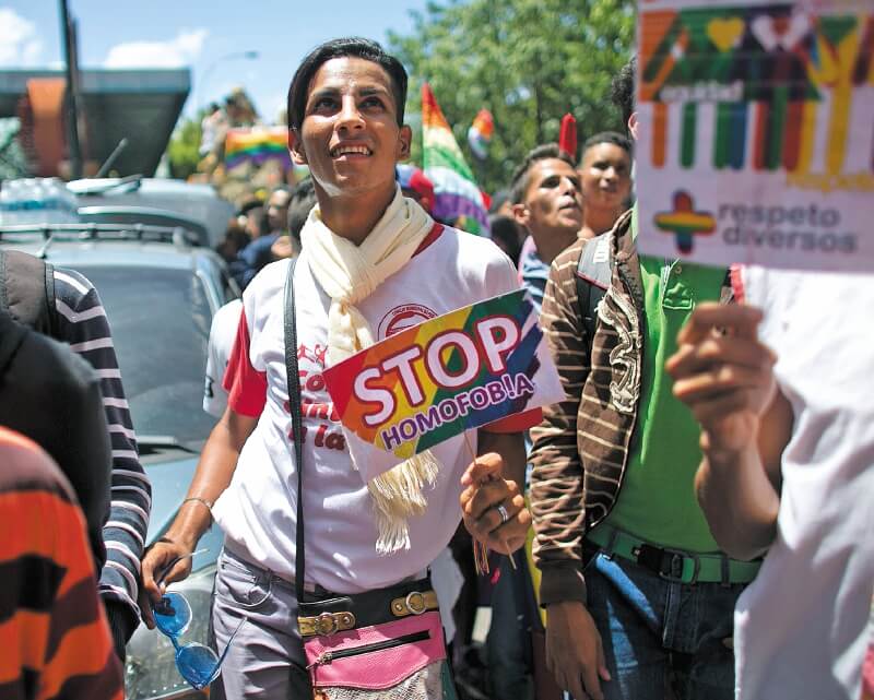 Desde la ONG hacen un llamado para que en las ciudades en las que están recibiendo gran flujo migratorio haya una especial atención a las personas trans. / AP