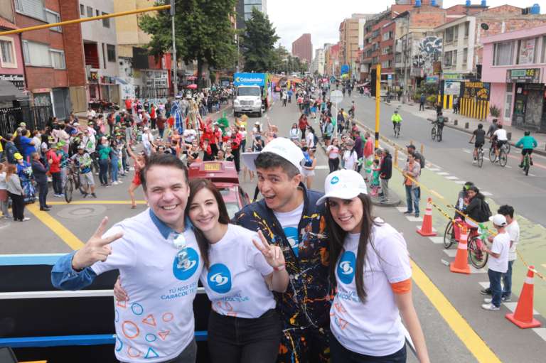 Caminata Por la Solidaridad Carroza caracol
Este Domingo 9 de Octubre el Canal caracol se solidarizó con la caminata por la solidaridad 2022, varios de sus talentos compartieron por varias horas con los transeúntes del recorrido que por tantos años se solidariza con los más necesitados.