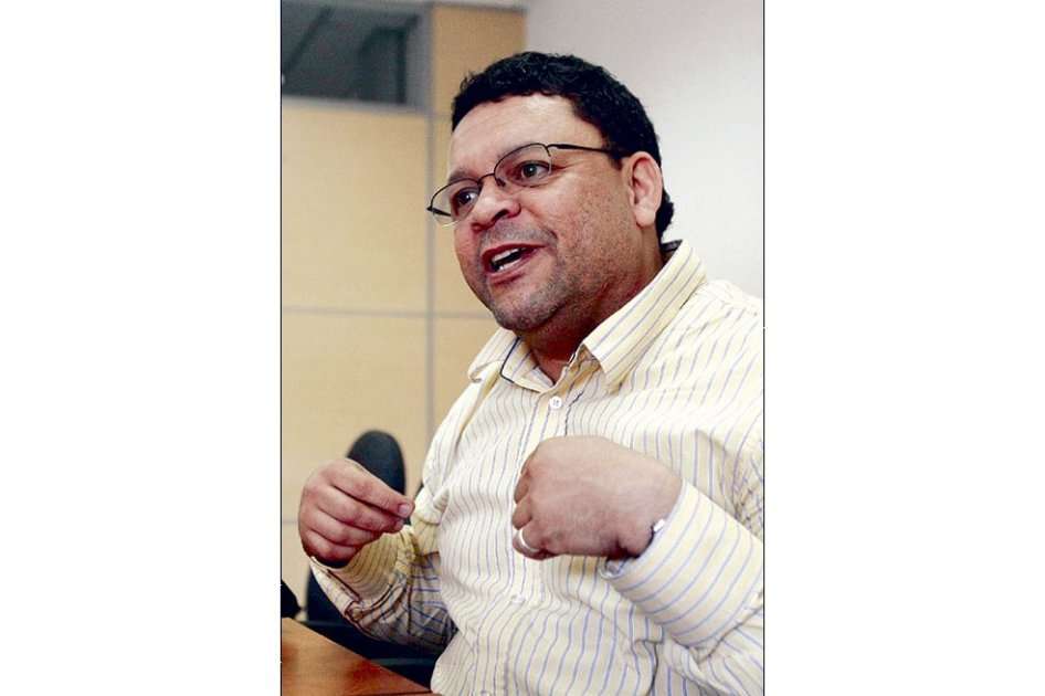 Gustavo Arango dice que el periodismo “quita el miedo a la escritura y ayuda a superar bloqueos. Me curó de espantos y me ha hecho muy productivo en literatura”. / EFE