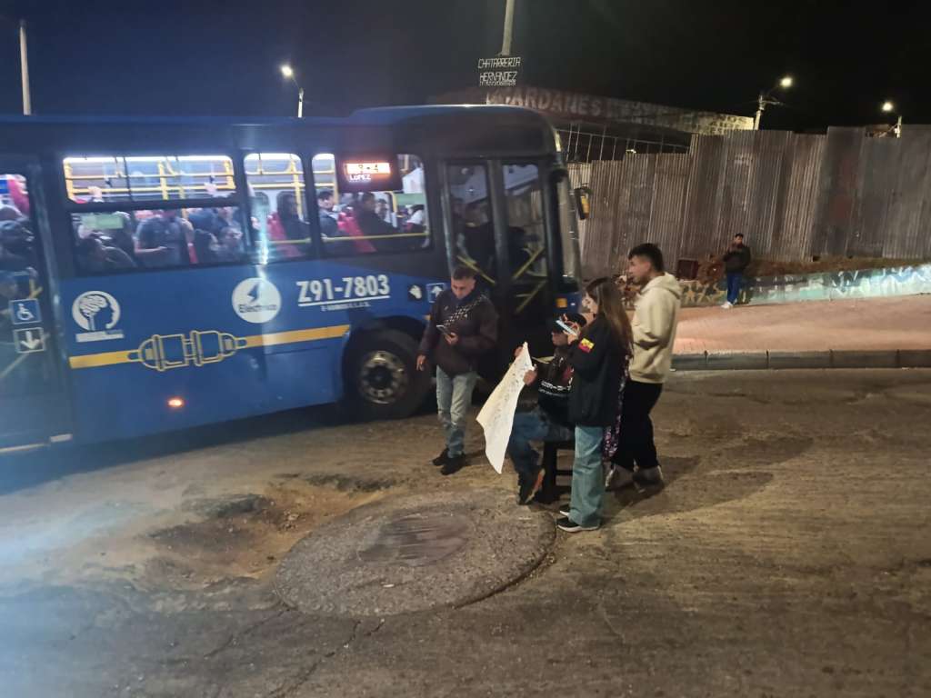 Momento en el que un bus del SITP zonal debe maniobrar para esquivar el hueco.