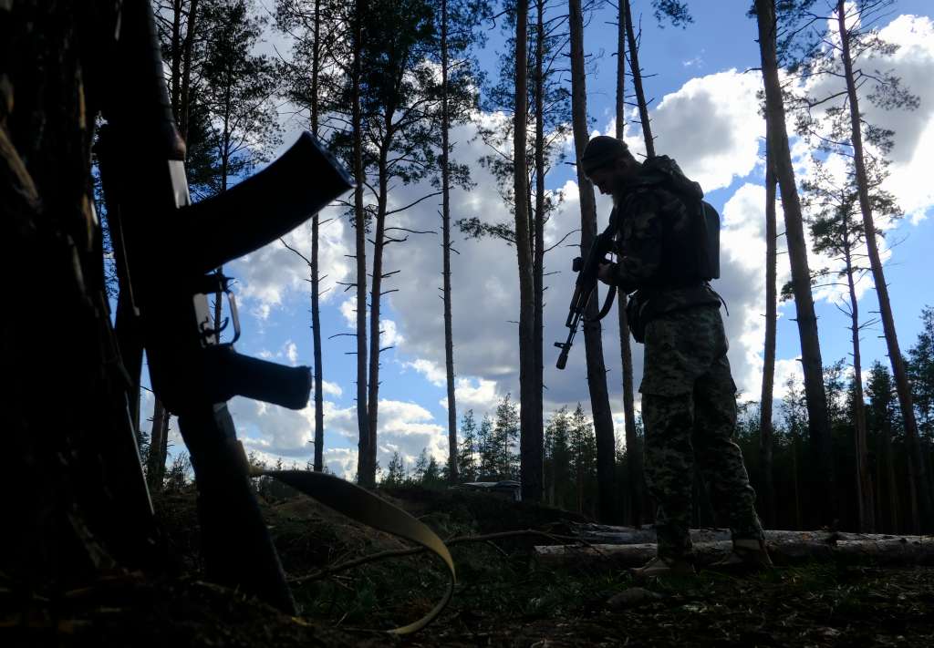 Donetsk (Ukraine), 04/10/2022.- A Ukrainian serviceman checks his weapon near the recently recaptured city of Lyman, Donetsk area, eastern Ukraine, 04 October 2022 (issued 05 October 2022), amid Russia's invasion. The Ukrainian army pushed Russian troops from occupied territory in the northeast of the country in a counterattack. Russian troops entered Ukraine on 24 February 2022 starting a conflict that has provoked destruction and a humanitarian crisis. (Atentado, Rusia, Ucrania) EFE/EPA/GEORGE IVANCHENKO