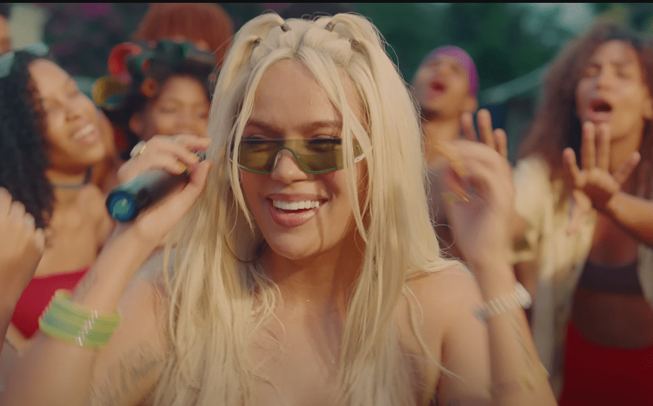 Karol G en el videoclip de 'Si antes te hubiera conocido', su nueva canción.