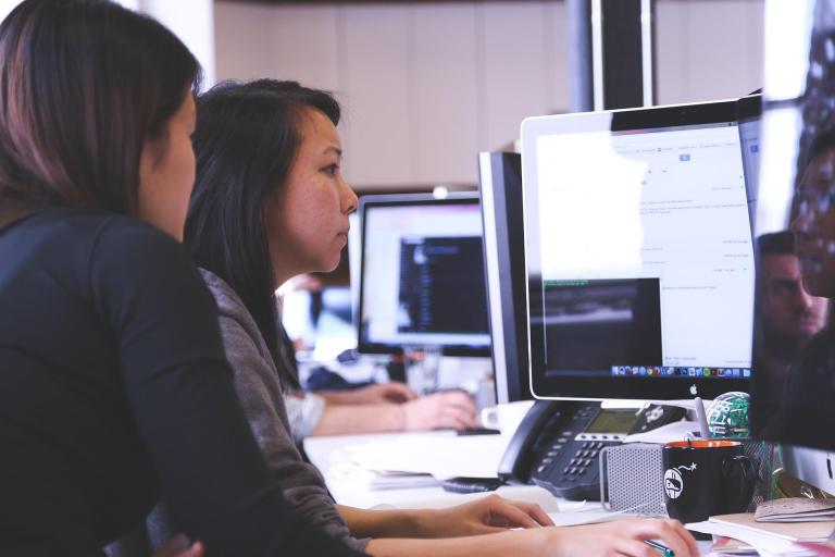 Mujeres del Pacífico: aprovechen las becas para estudiar desarrollo de software