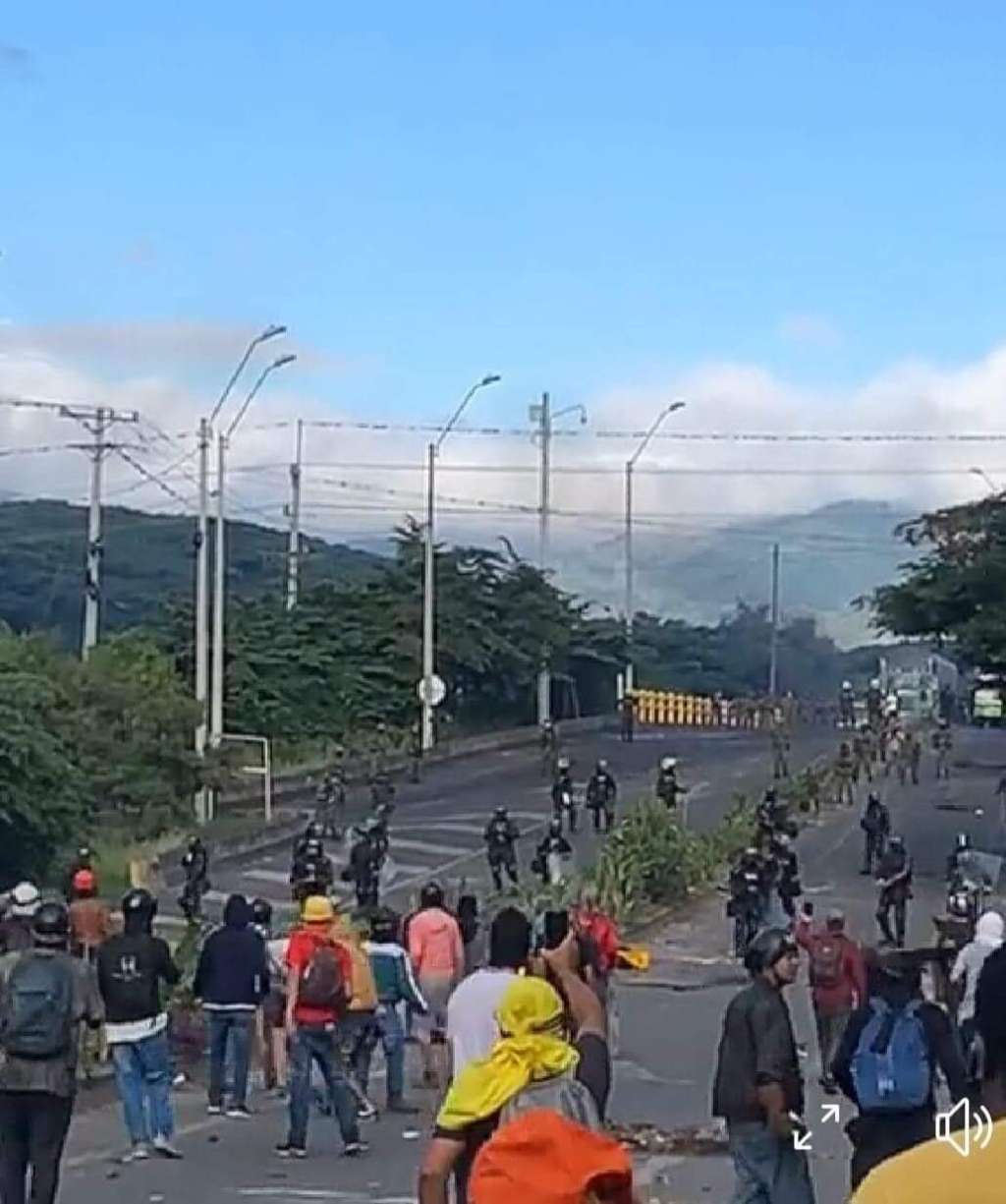 Agentes del Esmad se enfrentan con los manifestantes