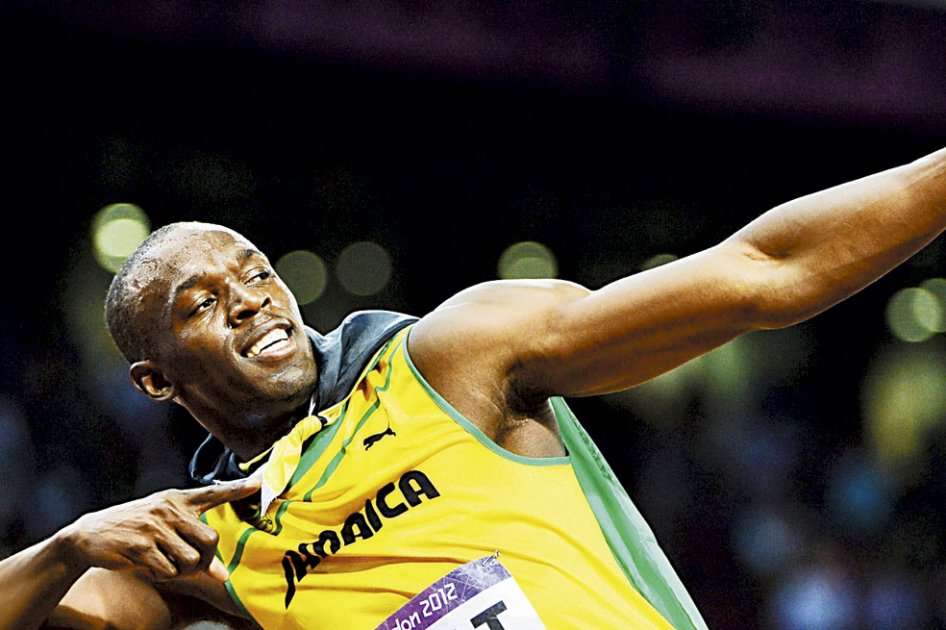 Usain Bolt celebra su segunda medalla consecutiva en los 100 metros olímpicos. Buscará el jueves hacer lo mismo con los 200 y luego con relevos.   /AFP
