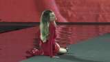 Belinda se cayó en plena pasarela en París. Anitta fue a rescatarla (video)