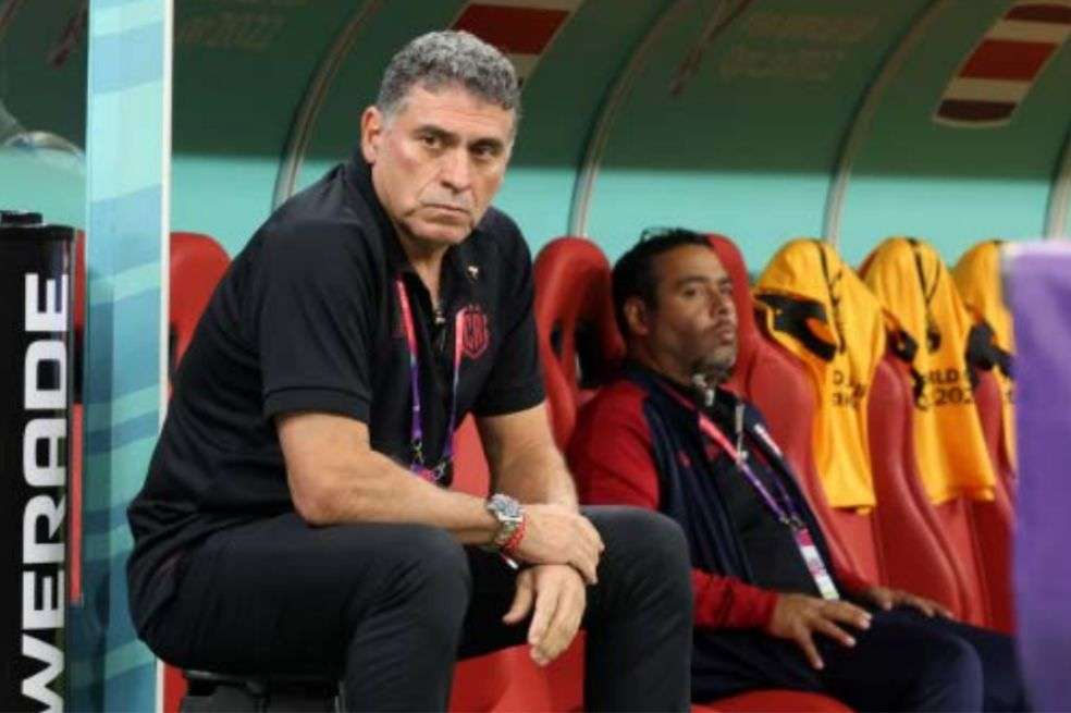 El director técnico colombiano Luis Fernando Suárez al frente de la selección de Costa Rica durante la Copa Mundial de Fútbol de Catar 2022.