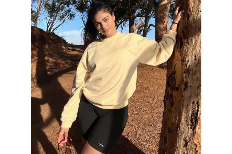 La modelo Sara Orrego recibió un comentario de Bad Bunny en una publicación de redes sociales y sus fanáticos enloquecieron.