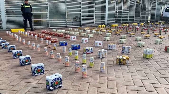Además de licor, las autoridades incautaron bebidas gaseosas, sodas y refajos con las fechas de caducidad vencidas o alteradas.