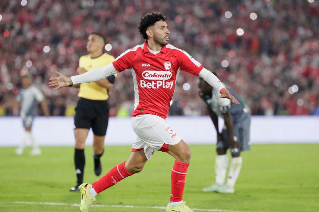 AME7331. BOGOTÁ (COLOMBIA), 21/01/2026.- Nahuel Bustos (c) de Santa Fe celebra un gol este miércoles, en la final de la Superliga colombiana entre Santa Fe y Junior en el estadio El Campín en Bogotá (Colombia). EFE/ Carlos Ortega