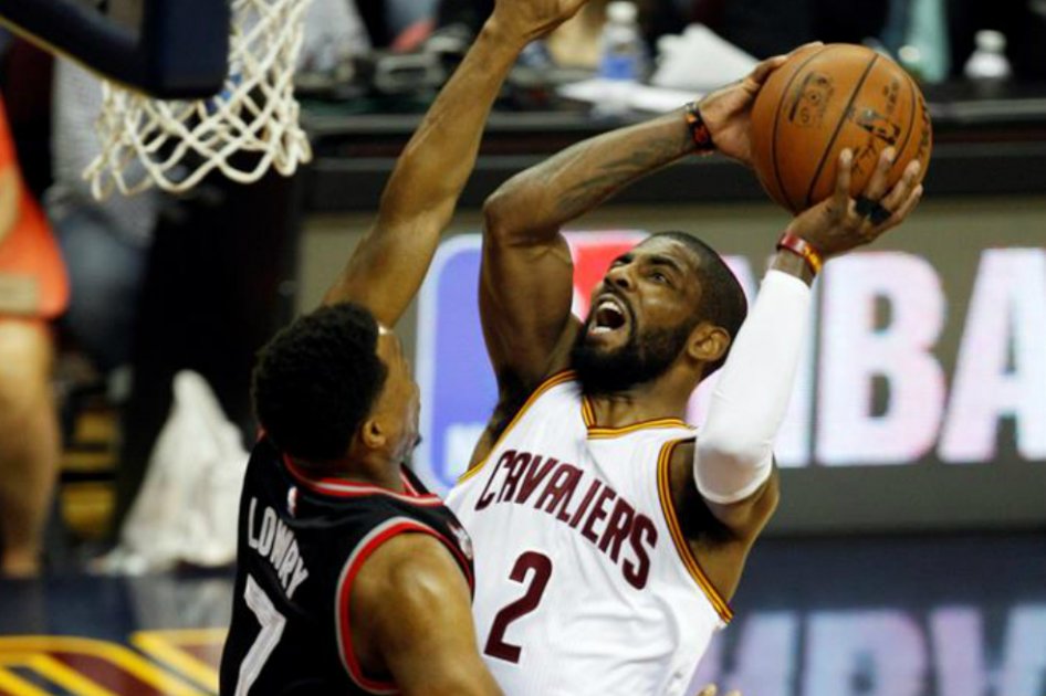 El jugador Kyrie Irving de Cleveland Cavaliers en acción ante Kyle Lowry. / EFE