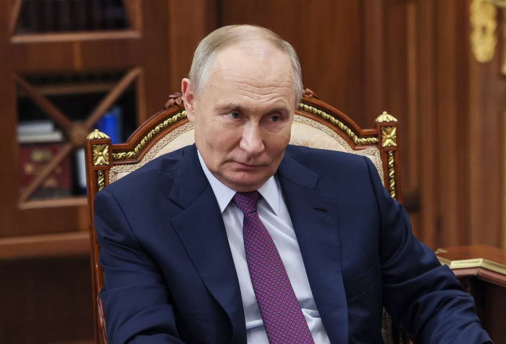 Moscow (Russian Federation), 18/11/2024.- Russian President Vladimir Putin meets with the New People party's leader at the Kremlin in Moscow, Russia, 19 November 2024. (Rusia, Moscú) EFE/EPA/VYACHESLAV PROKOFYEV/SPUTNIK/KREMLIN POOL MANDATORY CREDIT
