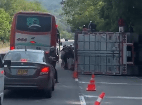 Saquearon camión que se volcó sobre la vía Villeta-La Vega, en Cundinamarca