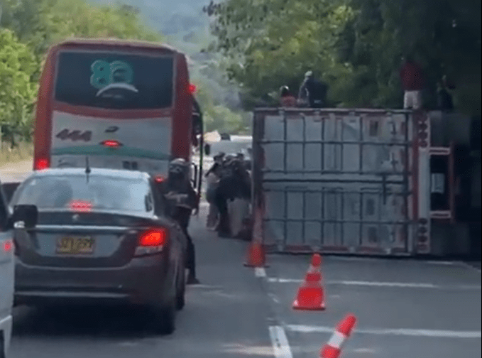 Saquearon camión que se volcó sobre la vía Villeta-La Vega, en Cundinamarca