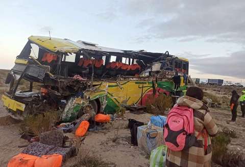 Tragedia vial en Bolivia: choque de buses deja al menos 37 personas muertas