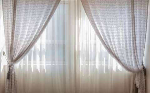 ¿Cómo limpiar cortinas de tela? Inicie el 2025 con un hogar impecable