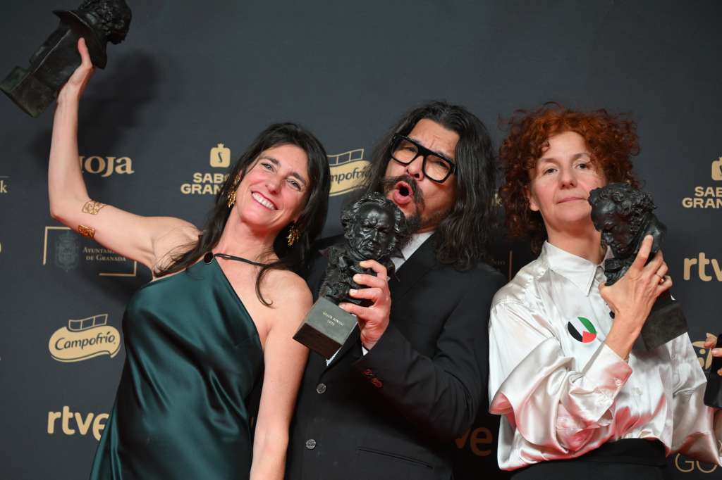 GRANADA, 08/02/2025.- Eva Valiño, Diana Sagrista, Alejandro Castillo y Antonio Dalmasso ganan el Goya al mejor sonido por su trabajo en "Segundo premio", en la 39 edición de los Premios Goya de la Academia de Cine que se celebra este sábado en el Palacio de Congresos y Exposiciones de Granada. EFE/Miguel Ángel Molina