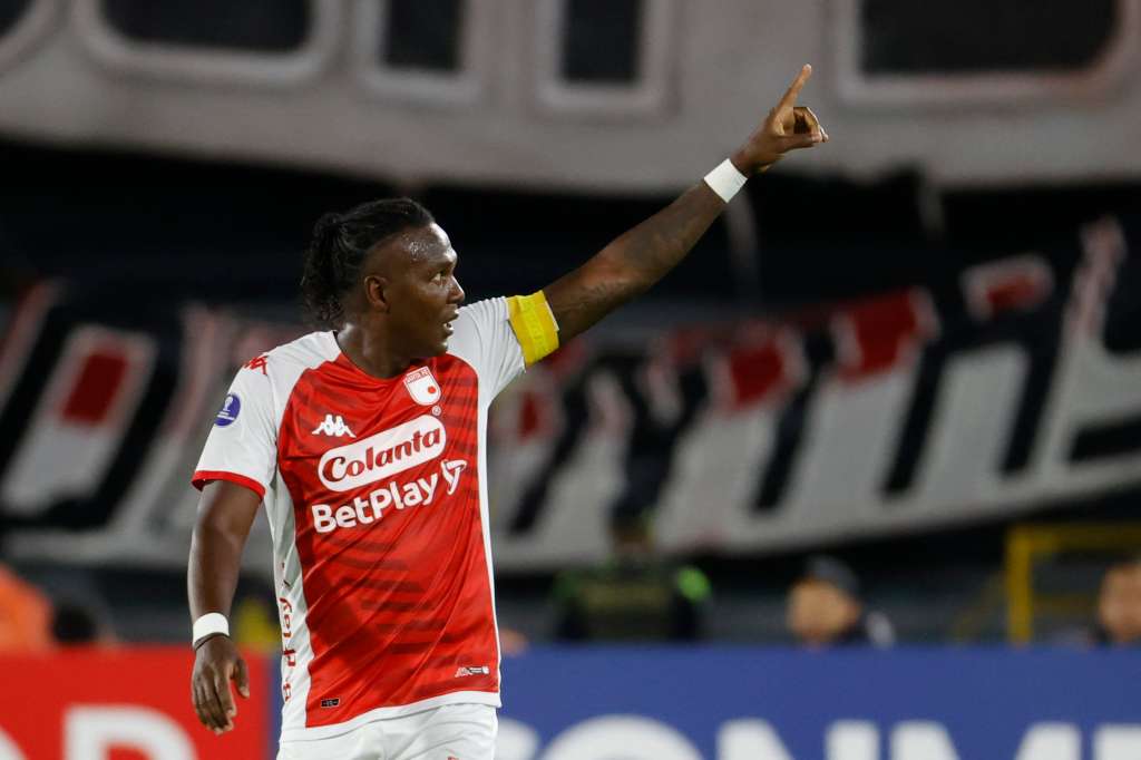 AMDEP4003. BOGOTÁ (COLOMBIA), 08/06/2023.- Hugo Rodallega de Santa Fe celebra su gol hoy, en un partido de la fase de grupos de la Copa Sudamericana entre Independiente Santa Fe y Universitario en el estadio El Campín en Bogotá (Colombia). EFE/ Mauricio Dueñas Castañeda