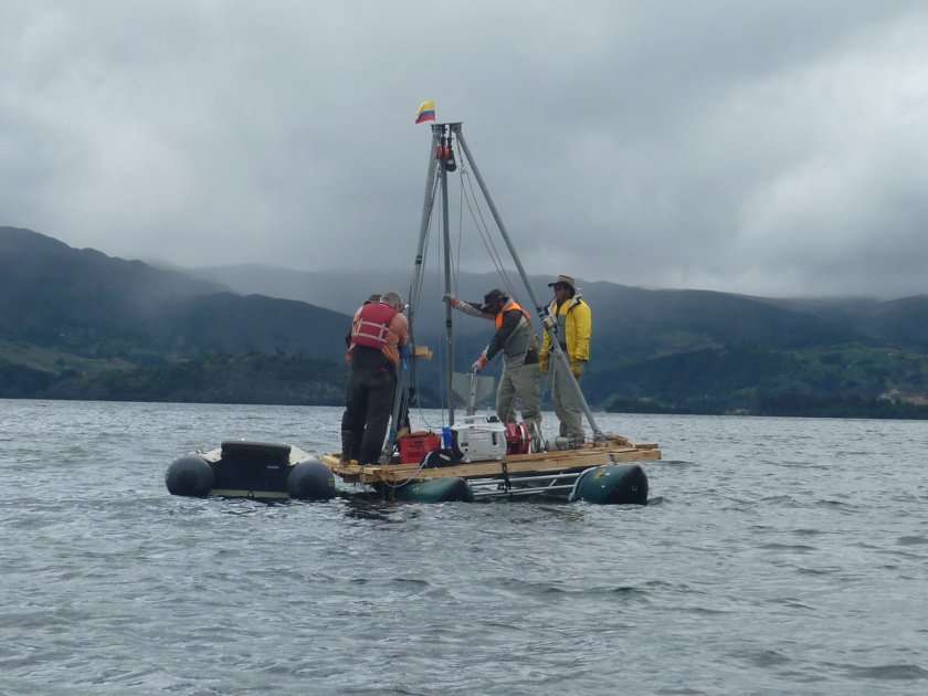 Plataforma construida para recolectar sedimentos del fondo del lago de Tota. Un proyecto conjunto entre las universidades norteamericanas U. Indiana-Purdue, Minnesota y Cincinnati, y las colombianas Uninorte, la U. Pedagógica y U. Tecnológica de Tunja. / Uninorte - Revista Intellecta