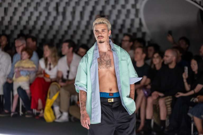El modelo británico Romeo Beckham luce un diseño de la colección Primavera/Verano 2027 del diseñador estadounidense Willy Chavarria durante la Semana de la Moda de París. EFE/ EPA/ Christophe Petit Tesson