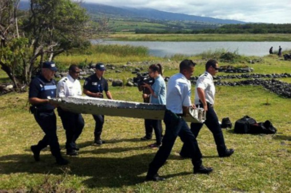Restos de avión aparecidos en la isla francesa de la Reunión. / AFP