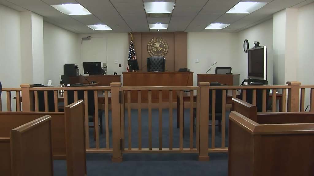 USA871. MIAMI (FL, EEUU), 21/02/2025.- Fotografía cedida por la Oficina Ejecutiva de Revisión de Casos de Inmigración (EOIR) de una sala vacía de un tribunal de inmigración estadounidense. El cuello de botella en las cortes de migración de EE.UU., con más de 3,7 millones de casos pendientes, se agrava para los migrantes que buscan evitar la deportación tras el despido de jueces como parte del recorte oficial emprendido por el presidente Donald Trump. EFE/EOIR /SOLO USO EDITORIAL/SOLO DISPONIBLE PARA ILUSTRAR LA NOTICIA QUE ACOMPAÑA (CRÉDITO OBLIGATORIO)