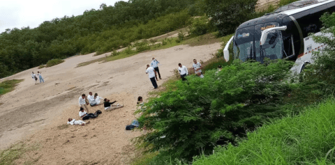 Accidente de un bus en vía a Barú (Cartagena) dejo un muerto y varios heridos