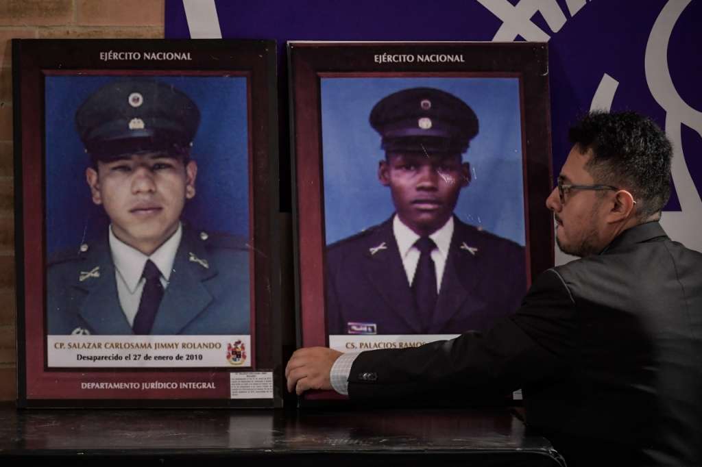 En la Biblioteca Virgilio Barco de Bogotá, donde se realizó la primera audiencia, el recinto estuvo decorado en memoria de las víctimas que nunca volvieron del secuestro.