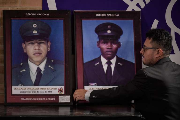 En la Biblioteca Virgilio Barco de Bogotá, donde se realizó la primera audiencia, el recinto estuvo decorado en memoria de las víctimas que nunca volvieron del secuestro.