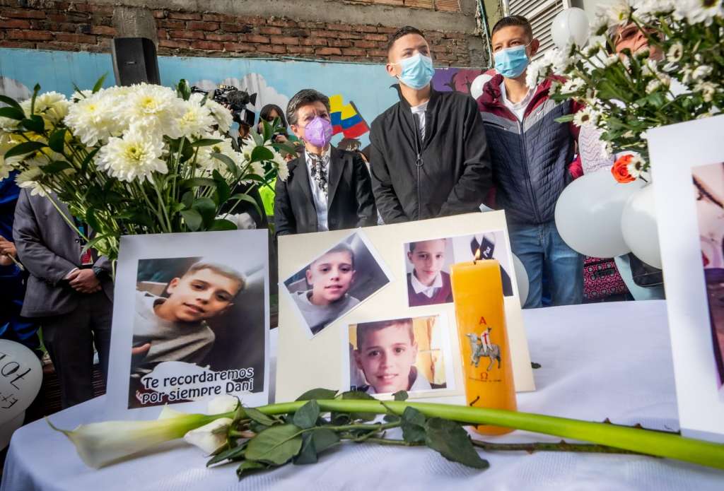 En una de las sedes del Colegio Manuela Beltrán, se realizó un homenaje a menor fallecido tras atentando en Ciudad Bolívar.