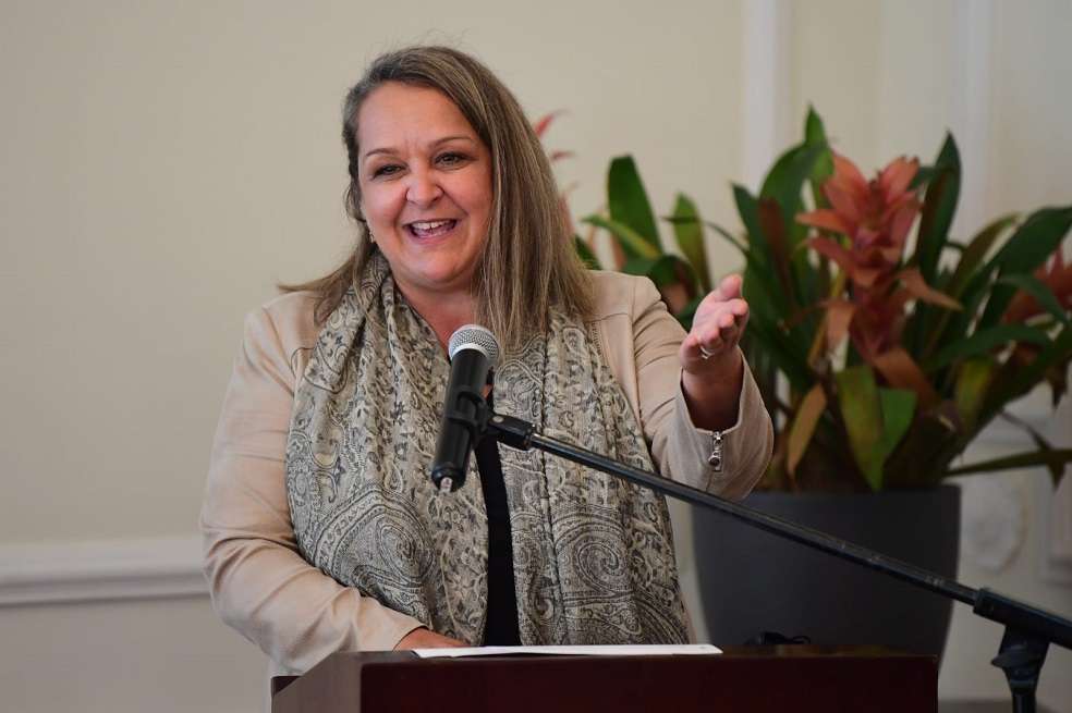 Marianick Tremblay, embajadora de Canadá en Colombia, fue la encargada de entregar el galardón del primer lugar del premio Camina.